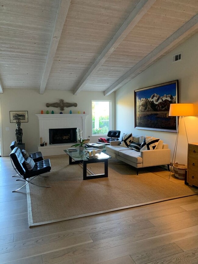 Building Photo - Beautiful Home in Gated Community