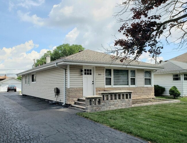 Building Photo - 541 W Belden Ave