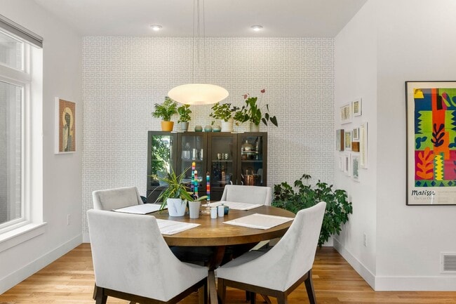 Building Photo - Modern 4BR/3.5BA Duplex with Finished Base...