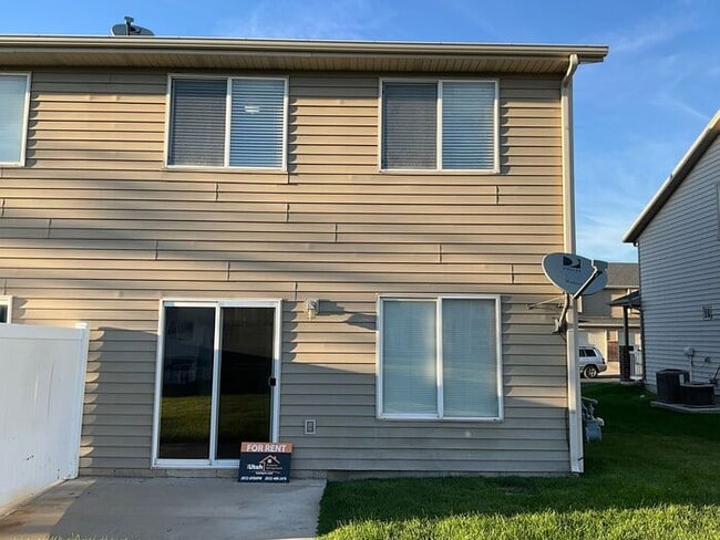 Building Photo - 3 bdrm 2 bath Townhouse- Swimming pool in ...