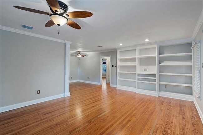 Building Photo - 1000 E 46th St