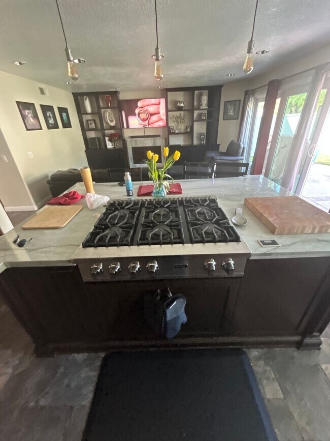 Foto del edificio - 1046 S Mountcrest Ct