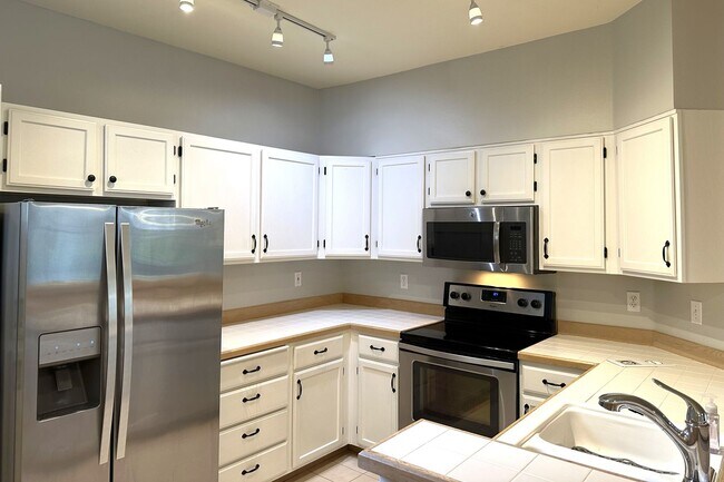 Foto del edificio - Well maintained ground level condo with ga...