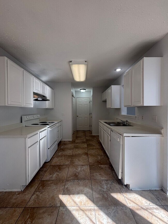 Foto del edificio - Beautiful 3 bedroom 2 bathroom 2 car garag...