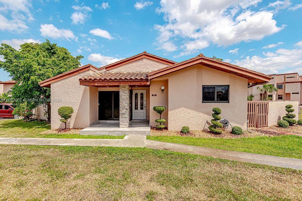 Foto principal - 740 NW 105th Pl