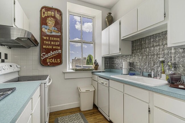 Building Photo - 350 King St