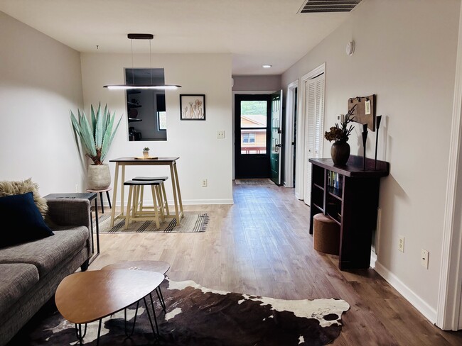 Diseño sencillo y feng shui agradable - 551 Courtwood Ln