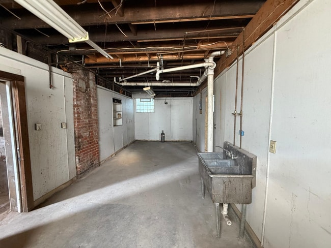 Building Photo - 2394 W 3rd St