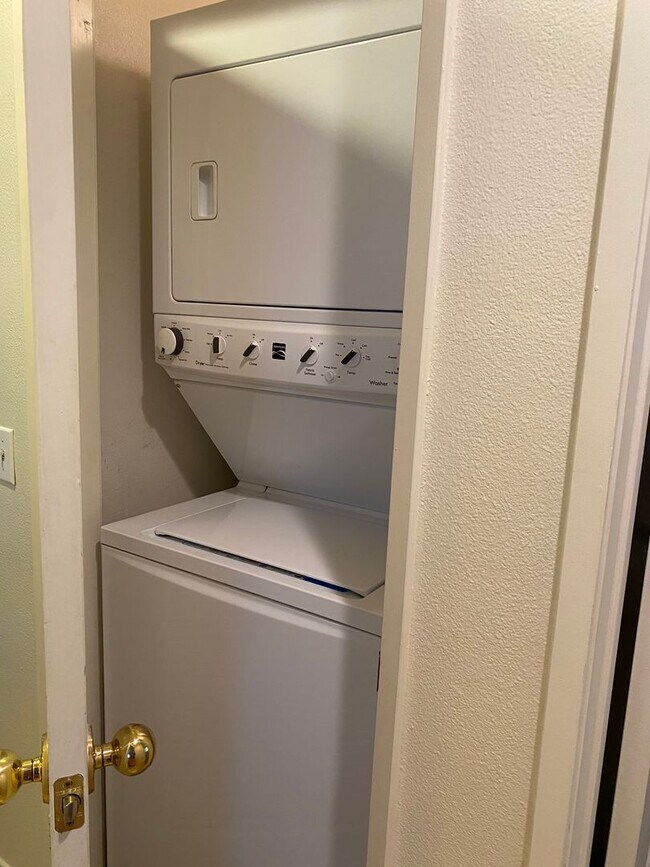 Building Photo - Gated Community Condo in the Heart of Murrieta!!!!
