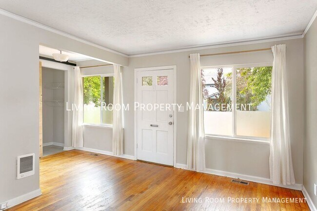 Building Photo - Gardener's Paradise! Darling Cottage in Mt...