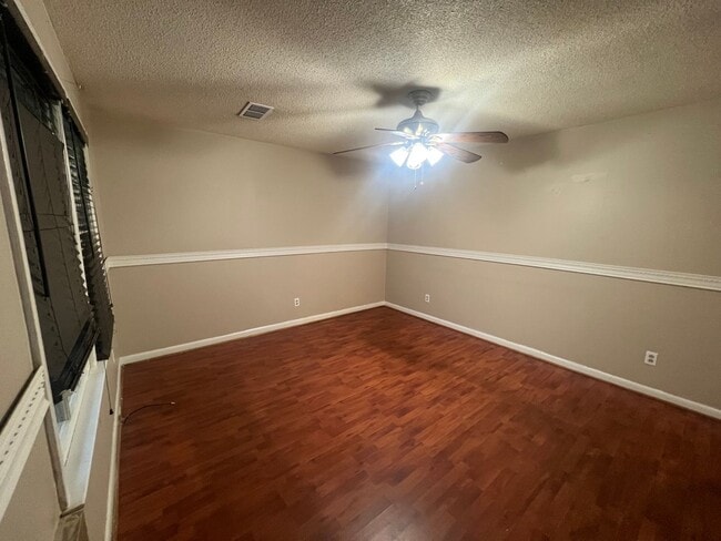 Building Photo - 4 bed 2 full bath house with a bonus room!