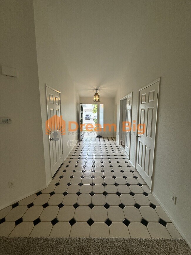 Foto del edificio - 1585 Stoneykirk Dr