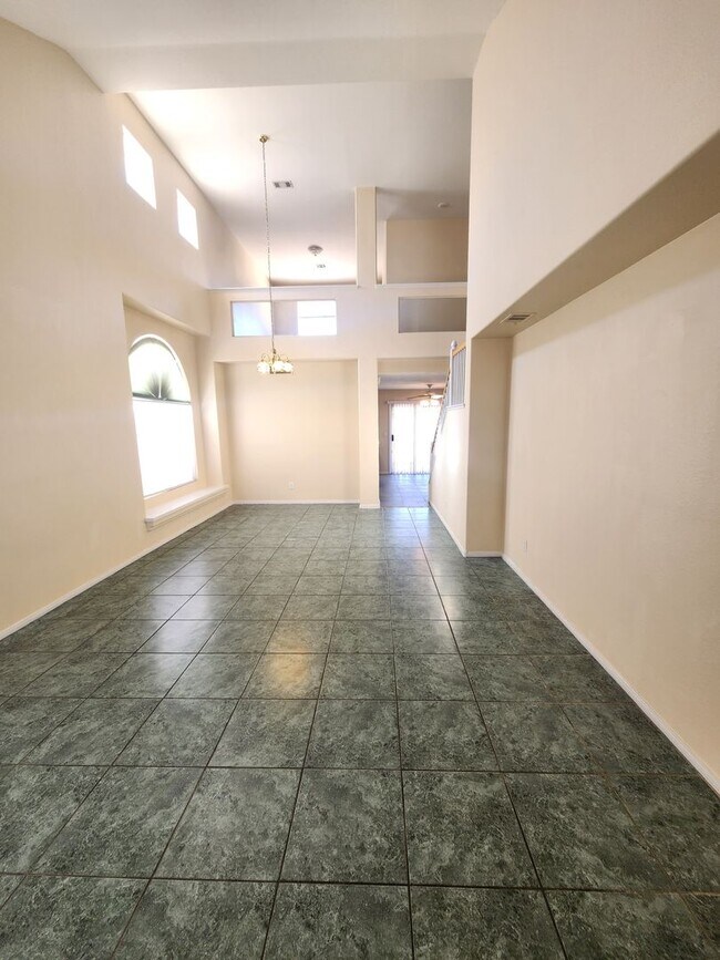 Foto del edificio - 3 bedroom, 2,007 sq ft home near Desert Br...