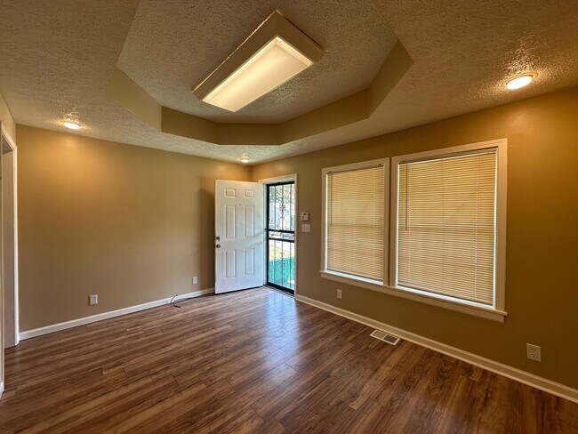 Building Photo - 2125 Dumesnil St