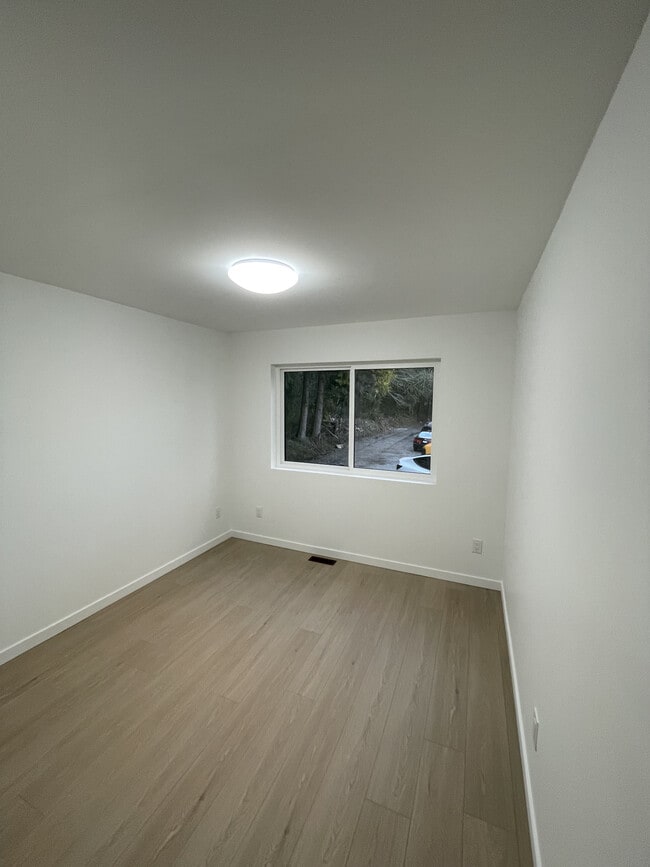 Building Photo - 1737 176 St