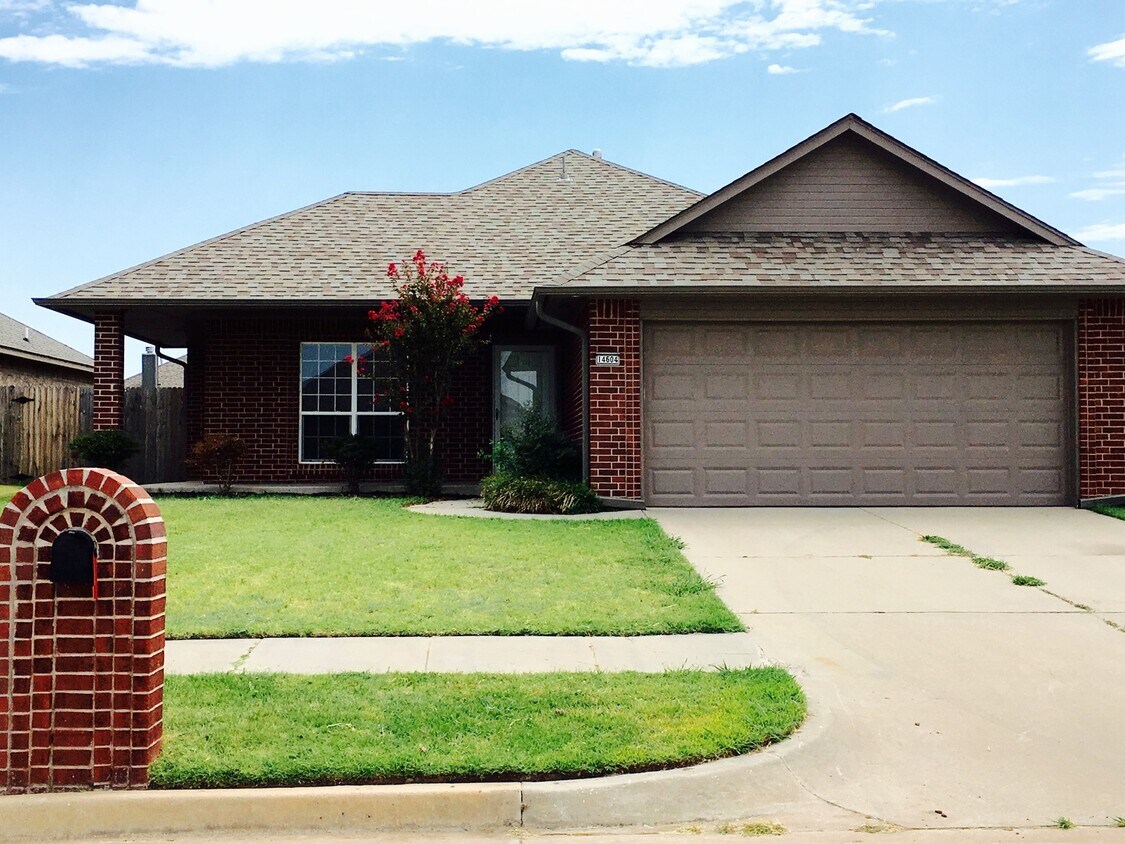 Primary Photo - Spacious Home in Moore School District!