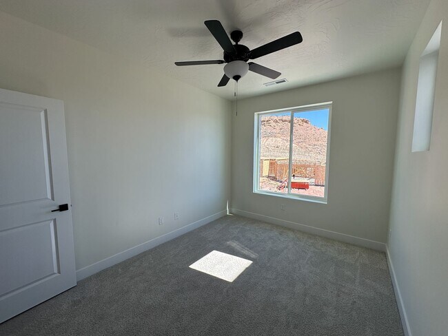 Foto del edificio - Brand New 3 Bed / 2.5 Bath Townhome – Internet Included