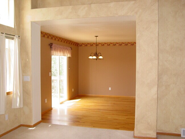 Building Photo - Large Home in Quiet Stetson Hills Neighbor...