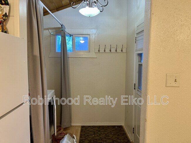 Foto del edificio - 756 1/2 Maple Street