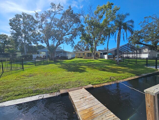 Foto del edificio - 6112 River Rd