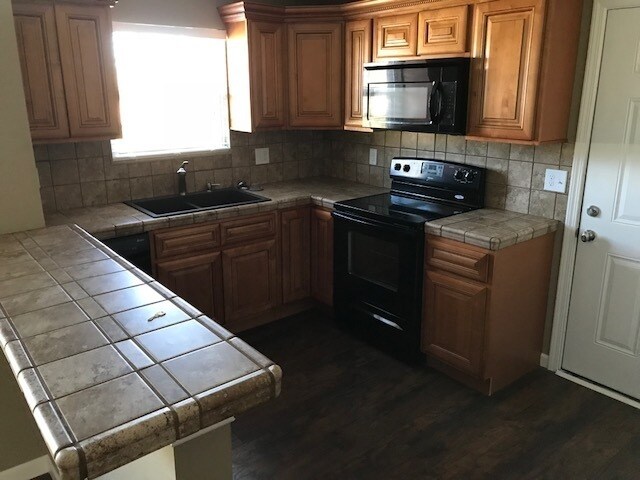 Building Photo - Alcoa, 3 bedroom home with 1-car garage - ...