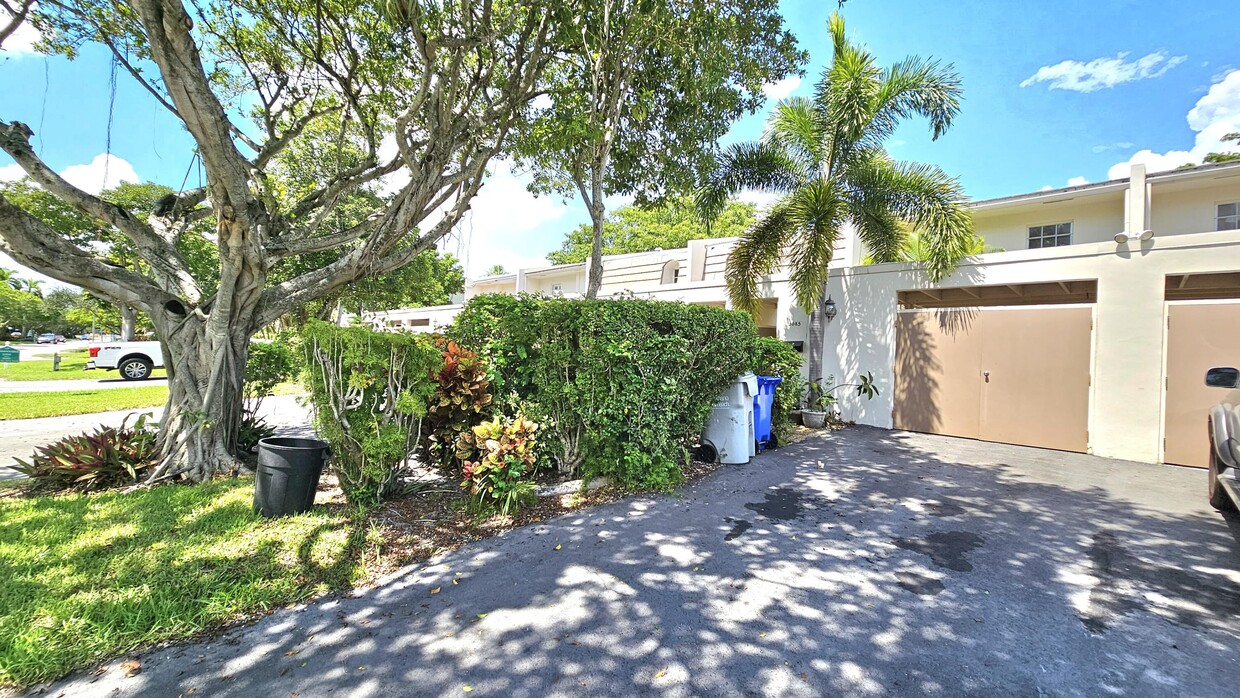 Foto principal - 3085 N Palm Aire Dr