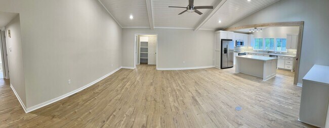 Building Photo - Freshly Updated 4 Bedroom in the Heart of ...