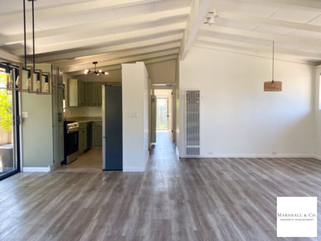 Foto del edificio - CHARMING 3BR/2BA W/ NEW LAM FLRS, NEW STOV...