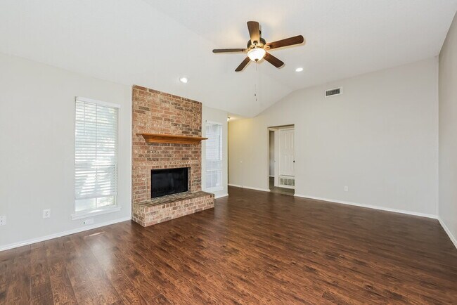 Foto del edificio - 3724 Clear Brook Cir