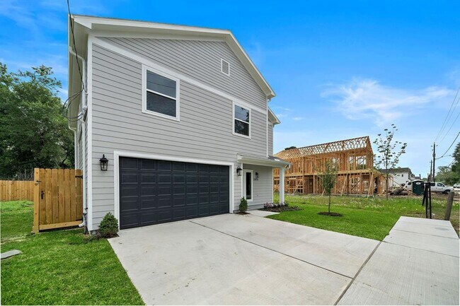 Building Photo - 5810 Balbo St