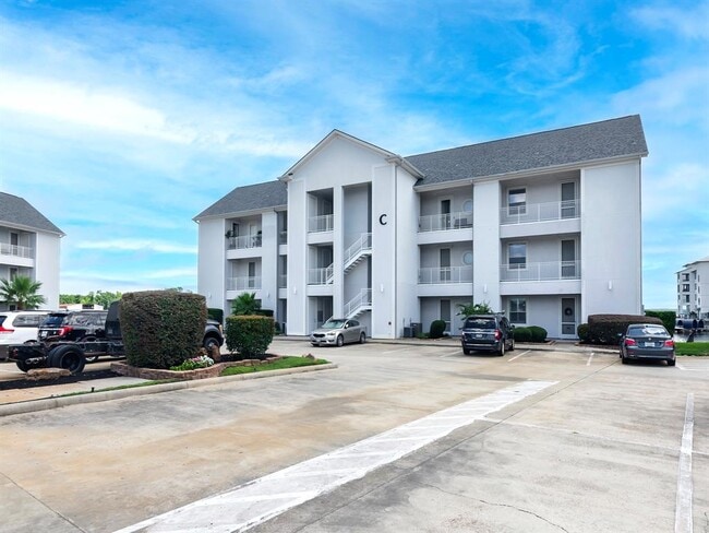 Building Photo - 168 Lake Point Blvd