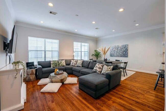 Foto del edificio - 2210 Mid Ln