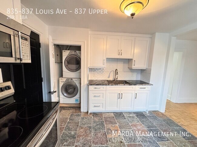Photo du bâtiment - NEWLY RENOVATED 2 BED/1 BATH UPPER W/ LARGE DECK + 40% OF UTILITIES