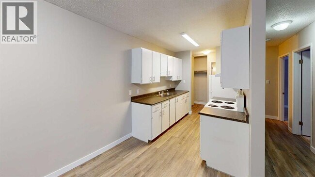 Photo du bâtiment - 10028-10105 105 Ave