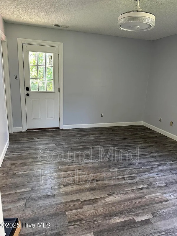 Building Photo - 2116 Tanglewood Rd