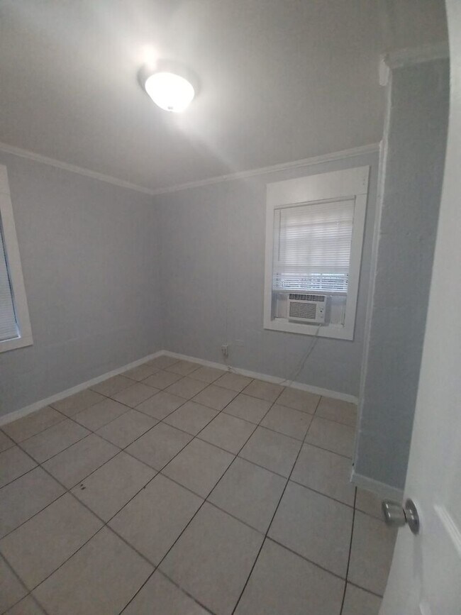 Foto del edificio - 2518/2520  Moncrief Rd