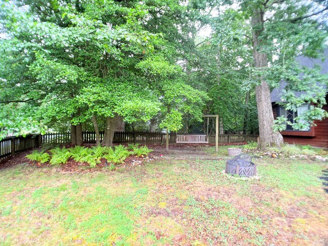 Foto del edificio - Charming, large wooded lot.