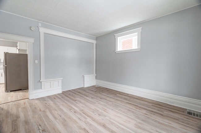 Building Photo - 32 Mackay Av