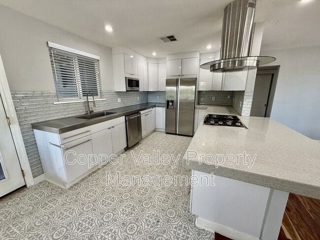 Building Photo - 501 W Glenrosa Ave