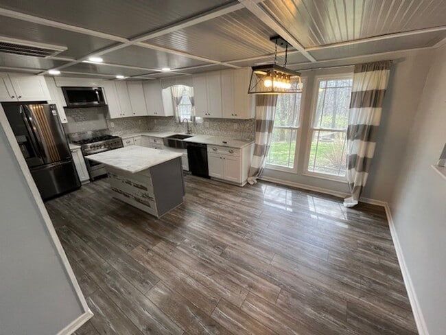 Building Photo - Beautifully remodeled 3 bedroom, 2.5 bath, 2 car garage