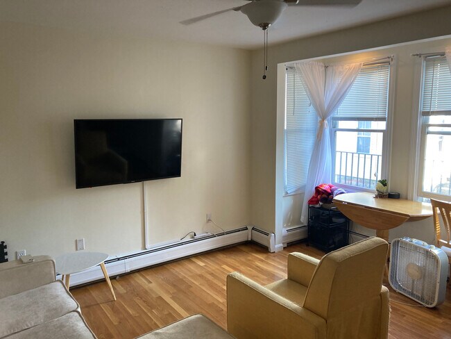 Building Photo - 24 Thorndike St