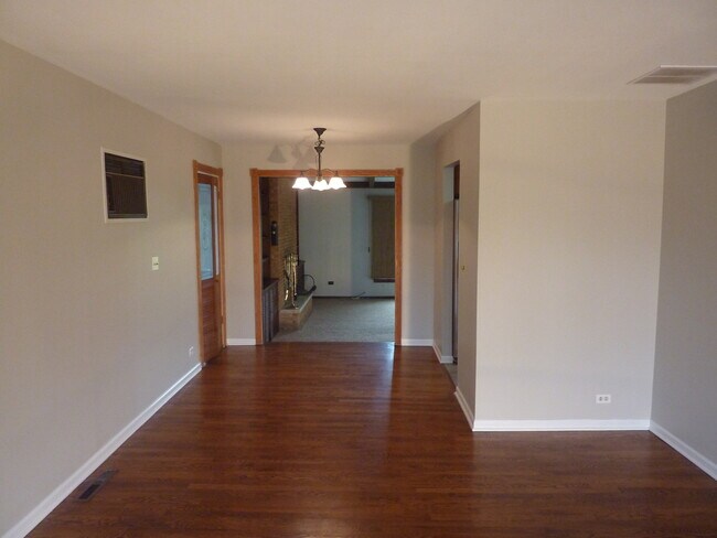 Building Photo - 1521 N Walnut Ave