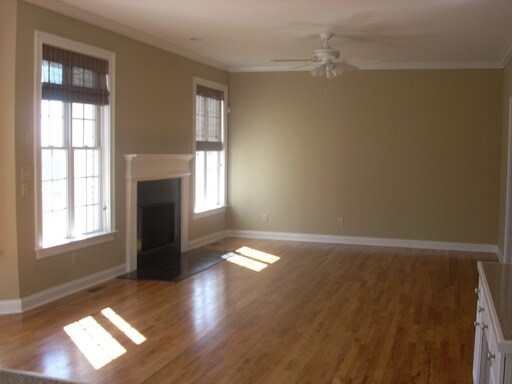 Building Photo - 136 Club View Dr