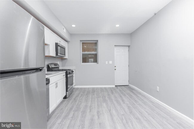 Building Photo - 2622 Llewelyn Ave