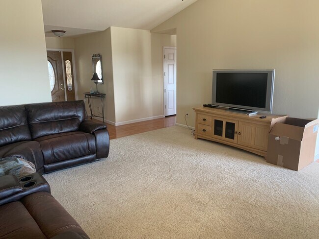 A few Furniture items can stay or not - 796 Live Oak Dr