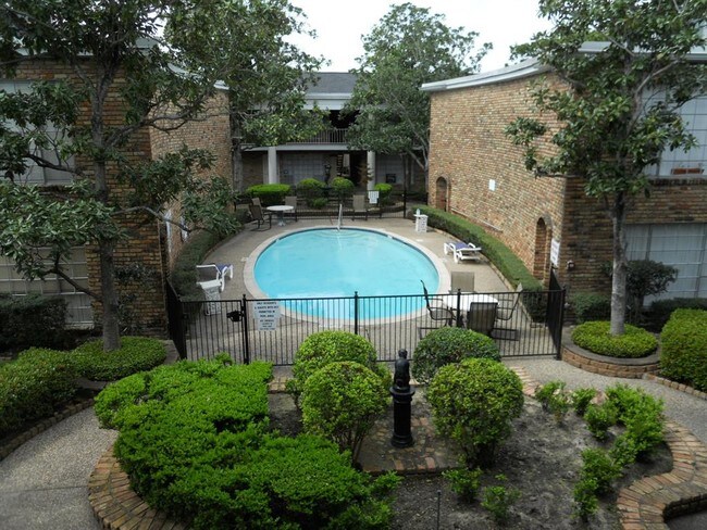 Building Photo - 2121 Fountain View Dr