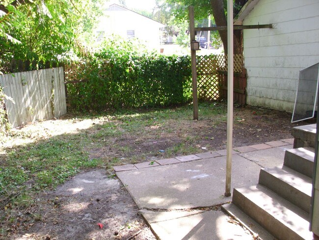 Building Photo - 2 bedroom house with garage