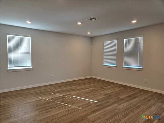 Building Photo - 2408 Ayers Dr