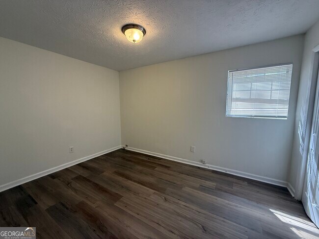 Foto del edificio - 540 Rustwood Dr