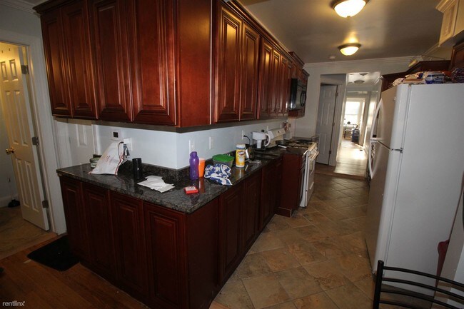 Foto del edificio - 5 br, 2 bath  - 916 Sybil St Apt 1 #1